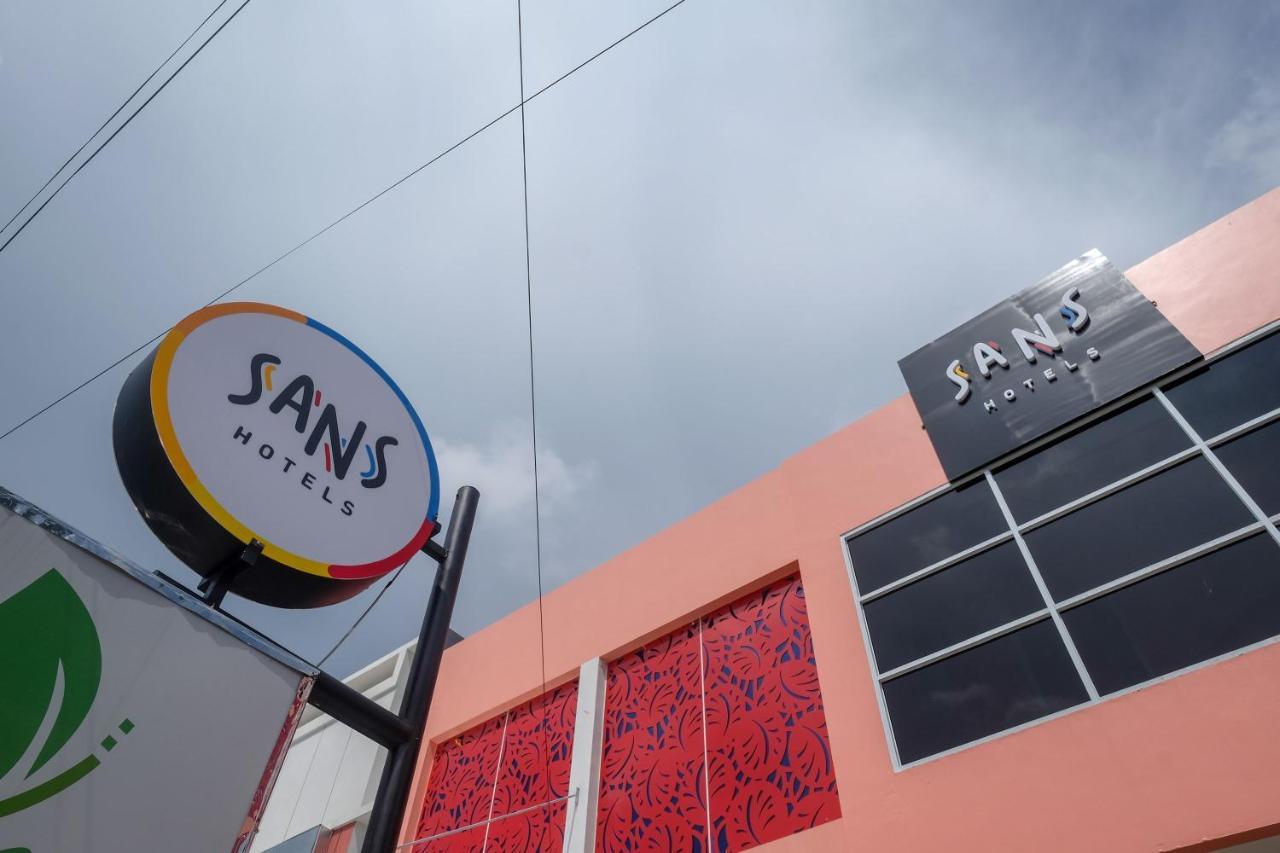 Sans Hotel Tiga Putri Semarang By Reddoorz Exterior photo
