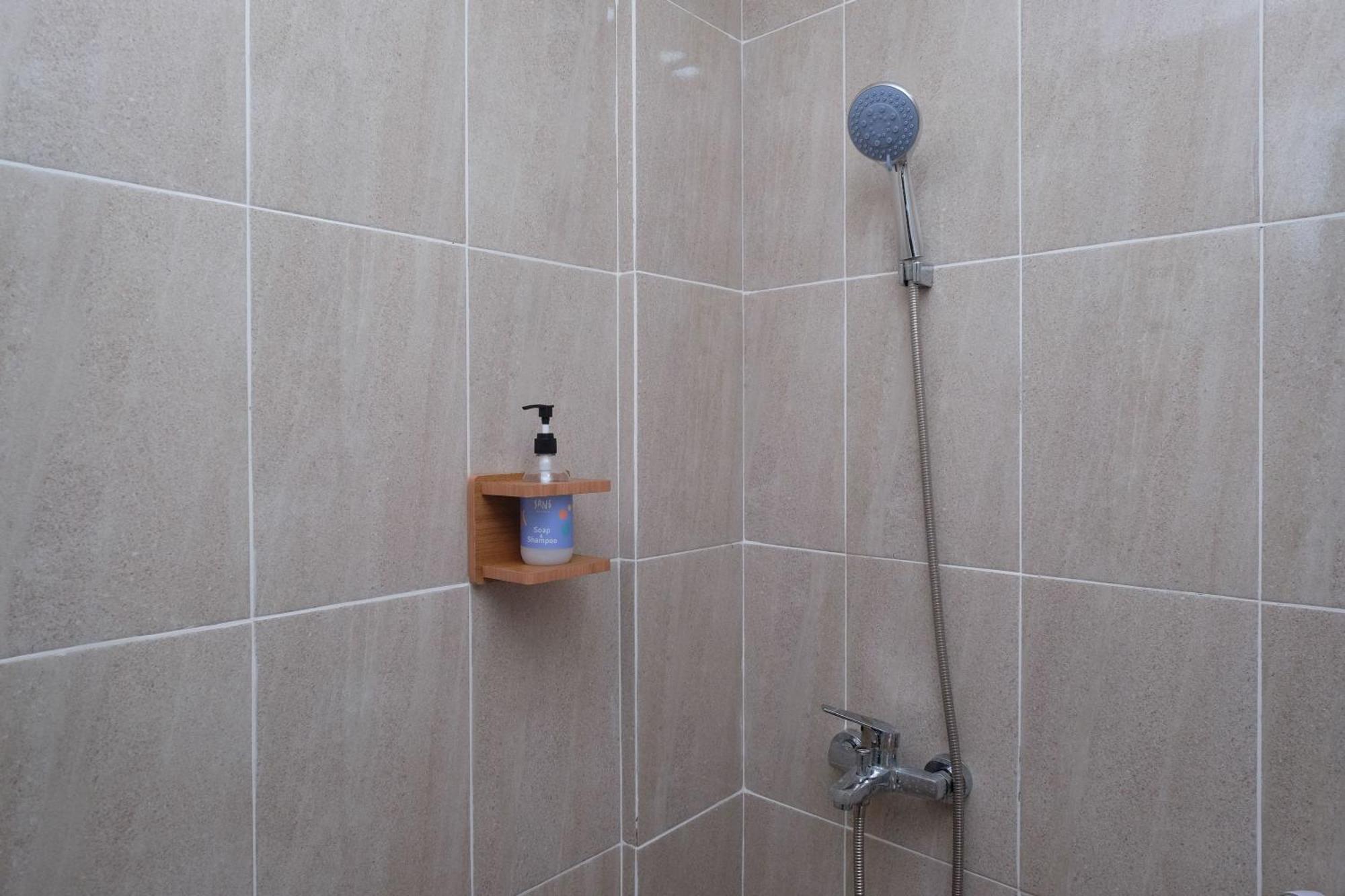 Sans Hotel Tiga Putri Semarang By Reddoorz Room photo
